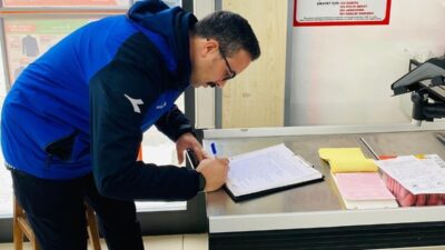 Gölcük'te zabıta ekipleri, marketlerde gerçekleştirdiği denetimlerde son kullanma tarihi geçmiş