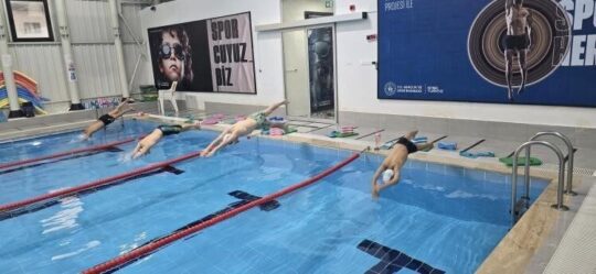 Bilecik'in Gölpazarı ilçesinde, Gençlik ve Spor Bakanlığı tarafından düzenlenen yüzme