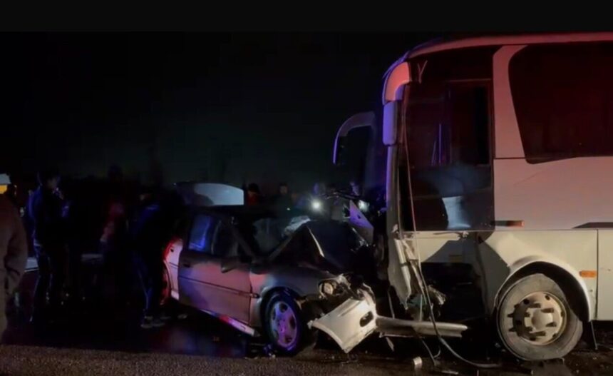 Balıkesir’in Gönen ilçesinde meydana gelen servis otomobili kazasında 1 kişi yaşamını yitirirken, 13 kişi yaralandı.