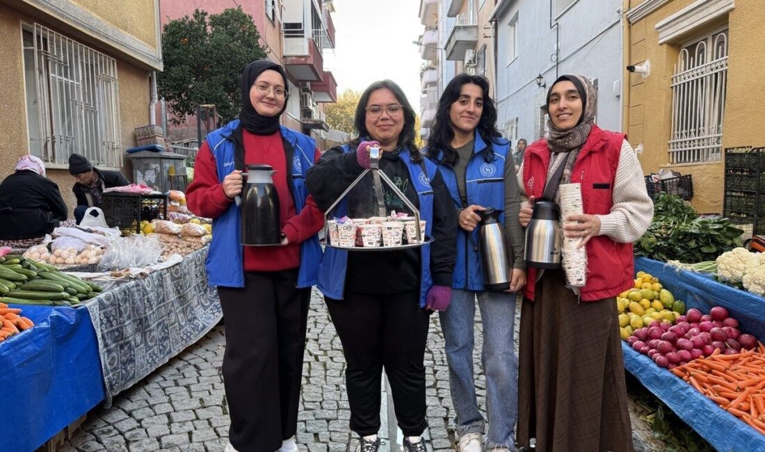 Aydın Gençlik Merkezi gönüllüleri, Esra Albay liderliğinde, soğuk havada pazar