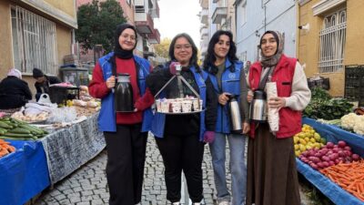 Aydın Gençlik Merkezi gönüllüleri, Esra Albay liderliğinde, soğuk havada pazar