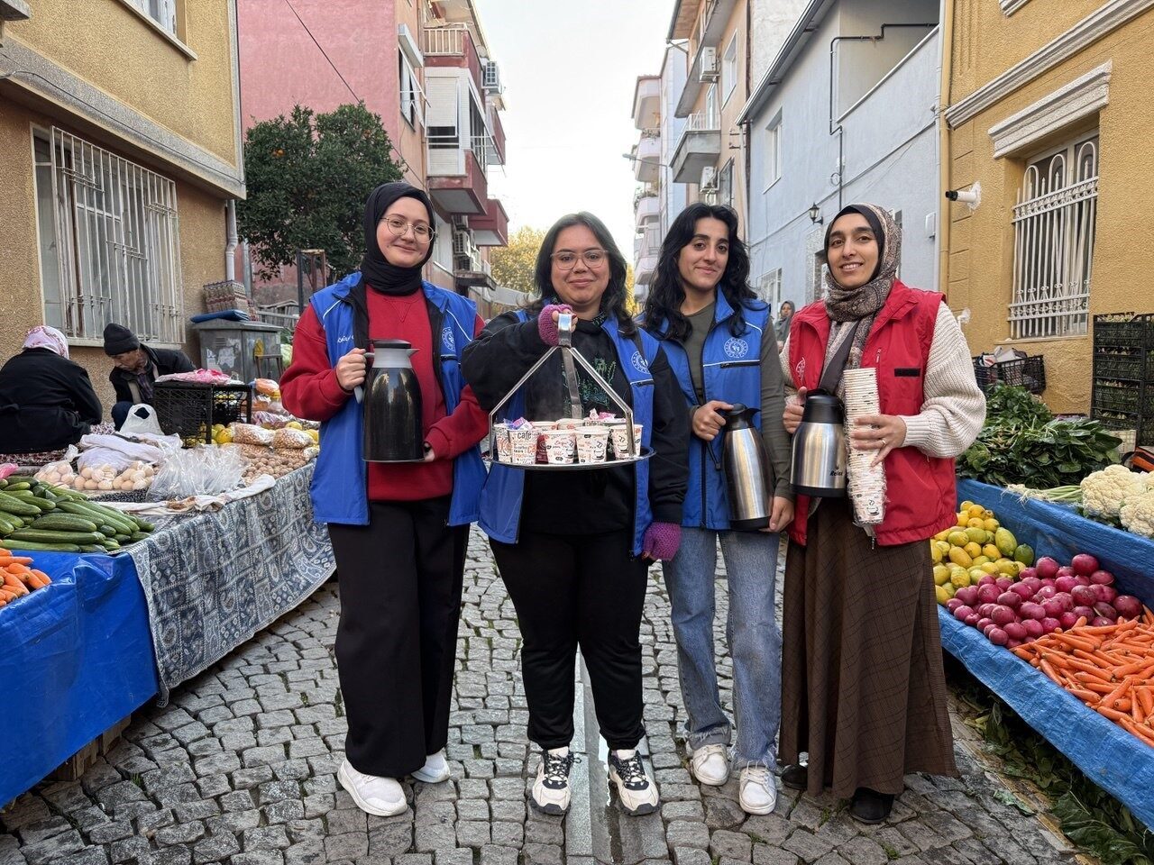 Aydın Gençlik Merkezi gönüllüleri, Esra Albay liderliğinde, soğuk havada pazar