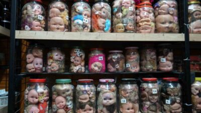 Kocaeli'de antika dükkanı işleten Hamdi Dinibütünoğlu, Kütahya'dan satın aldığı 5