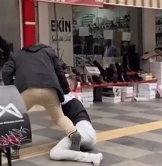 Mersin’de firari şahıs, polisle girdiği arbede sonrası kelepçeli halde kaçarken, ekipler tarafından kısa sürede yakalandı. Mersin'de firari N.H., polis tarafından yakalanmaya çalışılırken arbede çıkardı. Kelepçeli