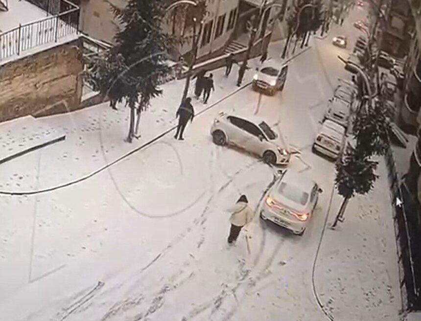 Gümüşhane’de buzlanma nedeniyle kayarak kaza yapan 2 aracın görüntüleri kaydedildi.