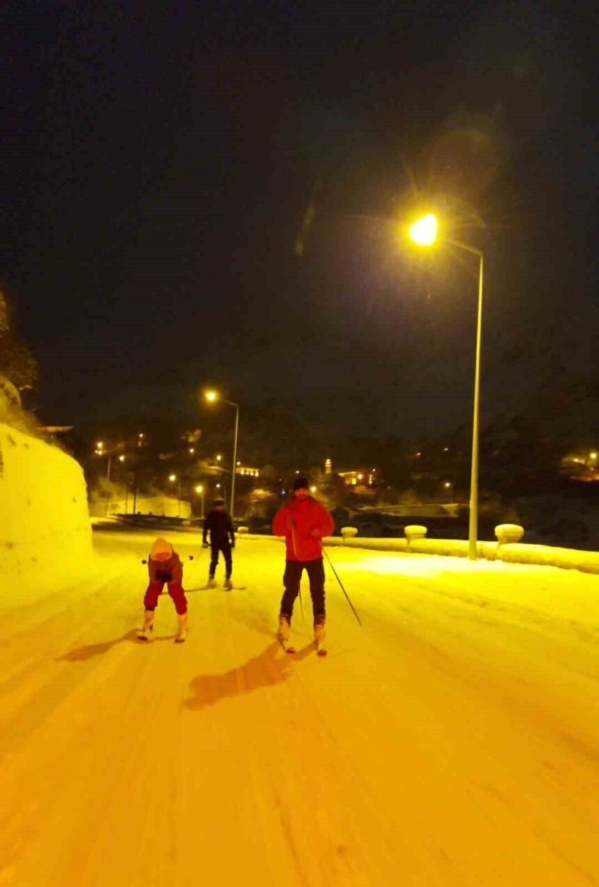 Gümüşhane’de yoğun kar yağışında kayak yapan sporcular, şehir merkezine kadar renkli anlar yaşattı.