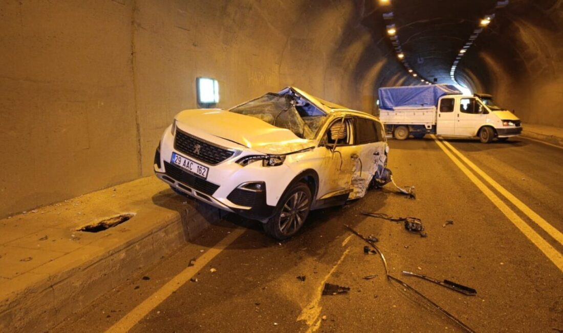 Gümüşhane’de Yarım Saat Arayla İki Ayrı Trafik Kazası: 1 Ölü, 3 Yaralı Gümüşhane'de, Özcan Mahallesi'nde meydana gelen ilk kazada 19 yaşındaki M.E.T.