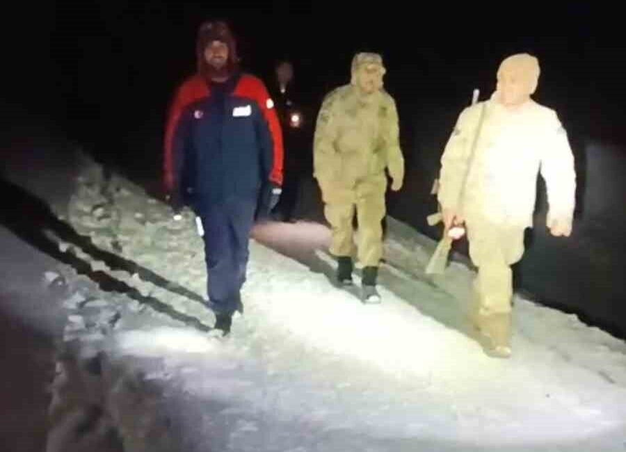 Gümüşhane’de Kar Mahsur Kalan 4 Kişi AFAD ve Jandarma Ekiplerinin Operasyonuyla Kurtarıldı Gümüşhane'nin Sarıtaş Yaylası'nda kar nedeniyle mahsur kalan Yunus Emre D.