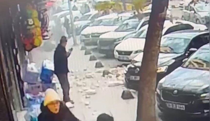 Güngören’de 5 katlı binanın balkonu çöktü, yayalar son anda kurtuldu. O anlar kameraya yansıdı.
