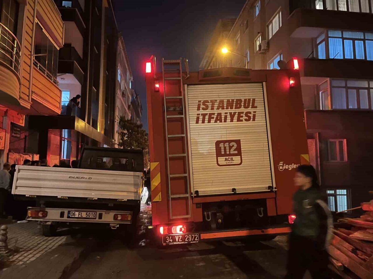 İstanbul Güngören'deki bir apartmanın bodrum katında doğalgaz kaynaklı patlama yaşandı.