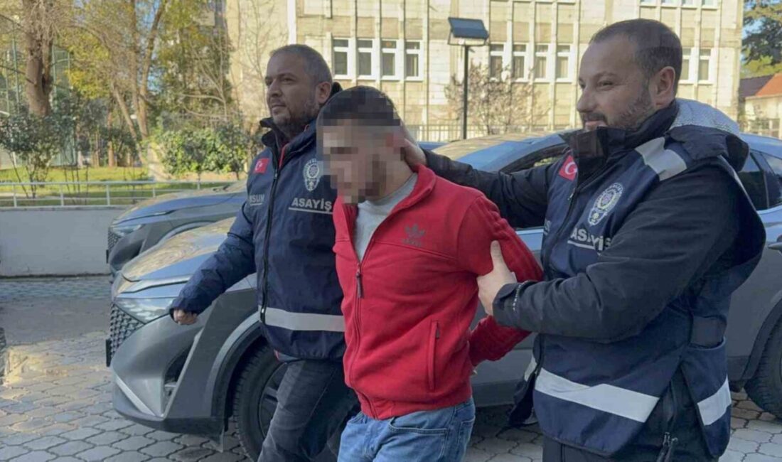 Samsun’da cinayet zanlısı Gürcistan’da yakalanarak tutuklandı Samsun'da 2023'te bir cinayet zanlısı olan Kerem Ç. (22), Gürcistan'da