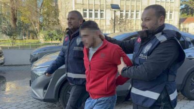 Samsun’da cinayet zanlısı Gürcistan’da yakalanarak tutuklandı Samsun'da 2023'te bir cinayet zanlısı olan Kerem Ç. (22), Gürcistan'da