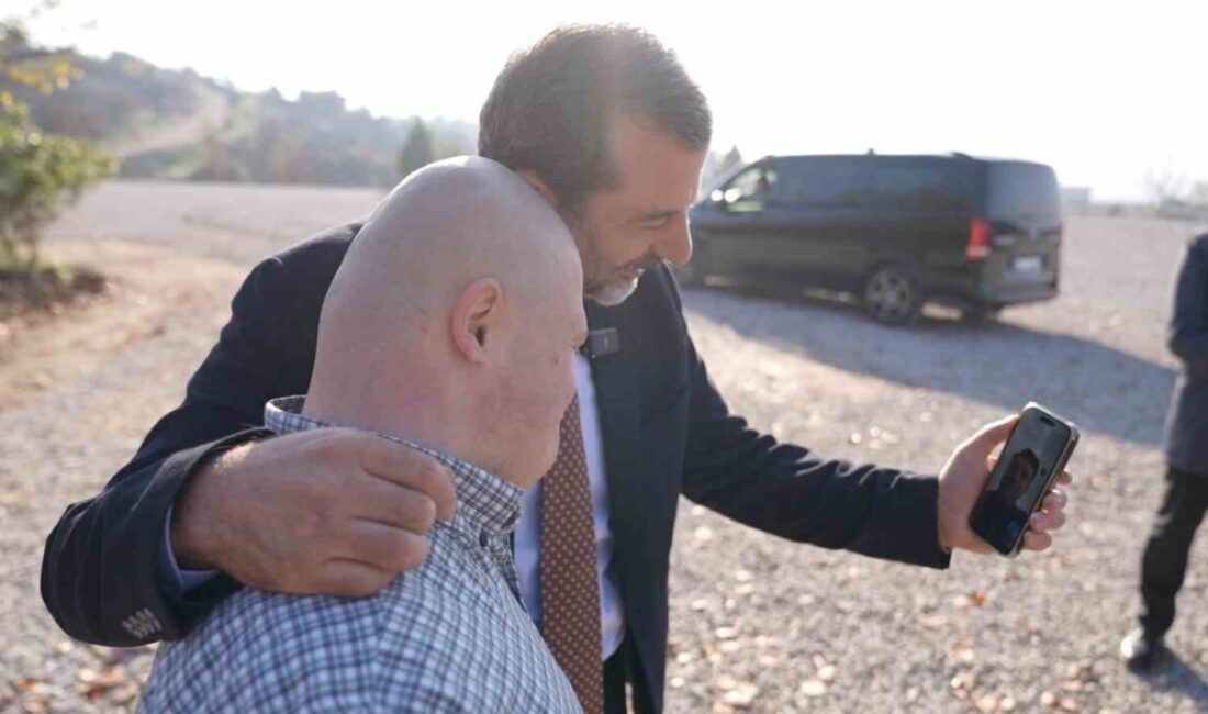 Gürsu ve Bursaspor Başkanları, Dünya Engelliler Günü’nde Mesut’un Hayallerini Gerçekleştirdi Gürsu Belediye Başkanı Mustafa Işık ve Bursaspor Başkanı Enes Çelik,