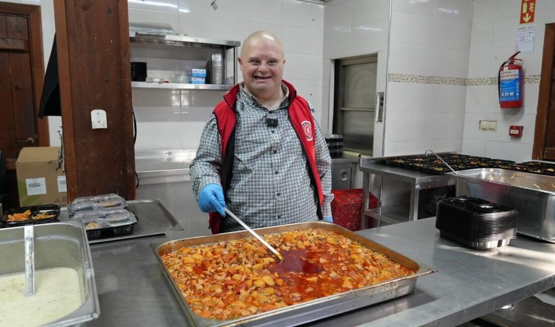 Dünya Engelliler Günü'nde Gürsu Belediyesi'nin popüler siması Mesut, ihtiyaç sahiplerine