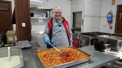 Dünya Engelliler Günü'nde Gürsu Belediyesi'nin popüler siması Mesut, ihtiyaç sahiplerine