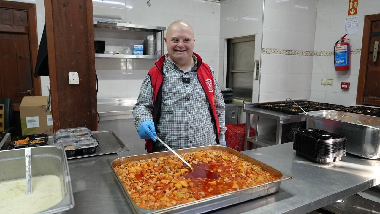 Dünya Engelliler Günü'nde Gürsu Belediyesi'nin popüler siması Mesut, ihtiyaç sahiplerine