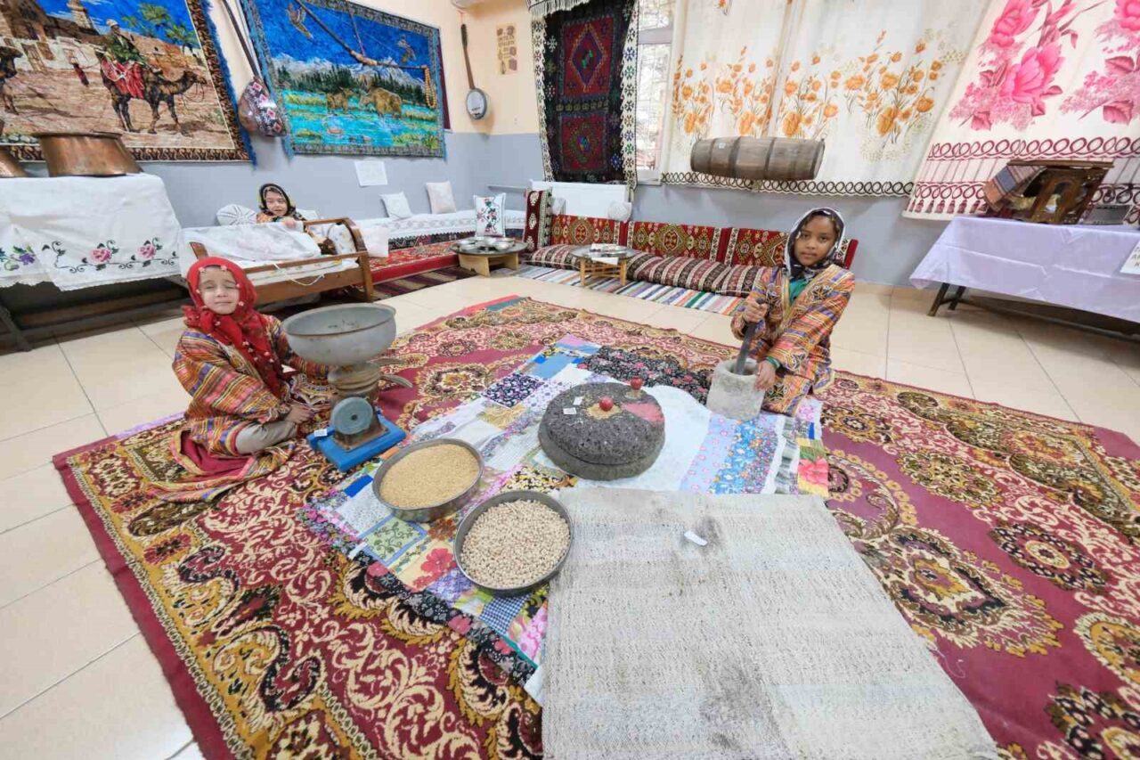 Sivas’ın Gürün ilçesindeki Suçatı Ortaokulu, "Unutulan Eşyaların Dili" sergisiyle geçmişe