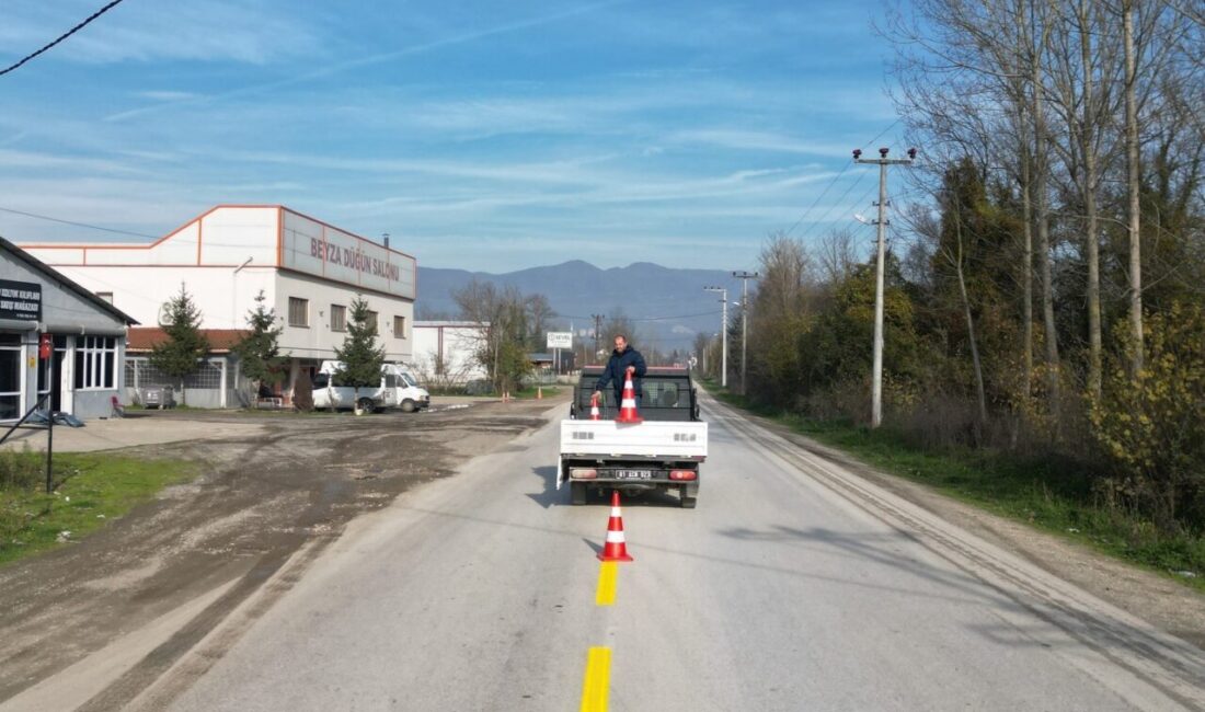 Düzce'nin Çilimli ilçesindeki belediye ekipleri, Düzce Caddesi'nde yol güvenliği için