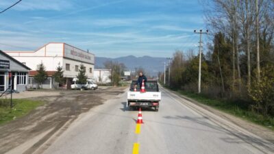 Düzce'nin Çilimli ilçesindeki belediye ekipleri, Düzce Caddesi'nde yol güvenliği için