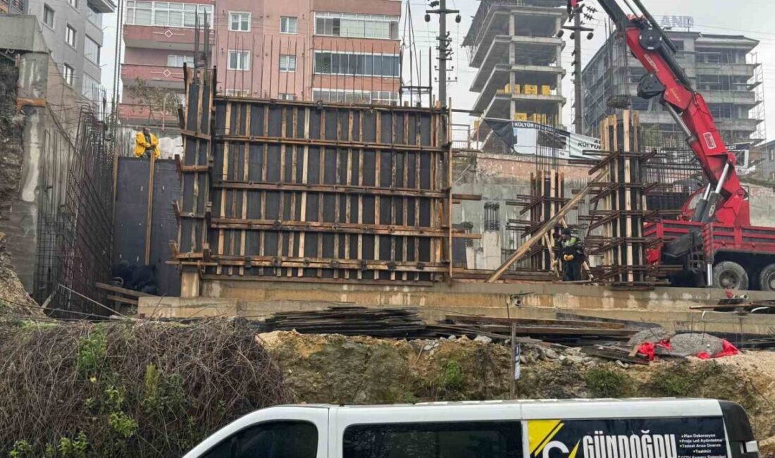 Zonguldak'ın Alaplı ilçesinde, Kültür Merkezi inşaatında çalışan işçilerin güvenlik önlemlerini