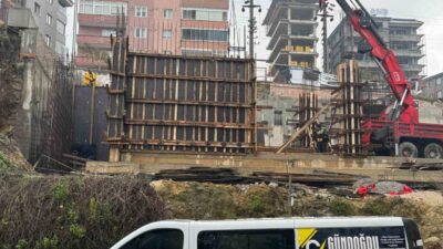 Zonguldak'ın Alaplı ilçesinde, Kültür Merkezi inşaatında çalışan işçilerin güvenlik önlemlerini