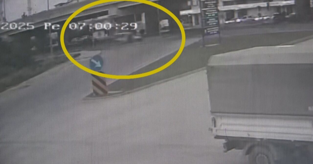 Manavgat’ta hafif ticari aracın çarptığı yaya, kaza anı güvenlik kamerasına yansıdı