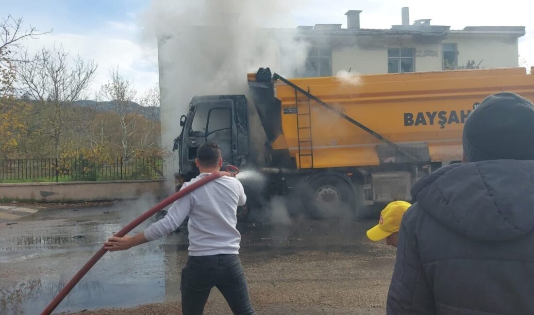 Bursa’da Hafriyat Kamyonu Yangın Çıkartarak Kül Oldu Bursa'nın Mustafakemalpaşa ilçesinde hareket halindeki bir hafriyat kamyonu alev aldı.