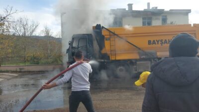 Bursa'nın Mustafakemalpaşa ilçesinde hareket halindeki bir hafriyat kamyonu alev aldı.