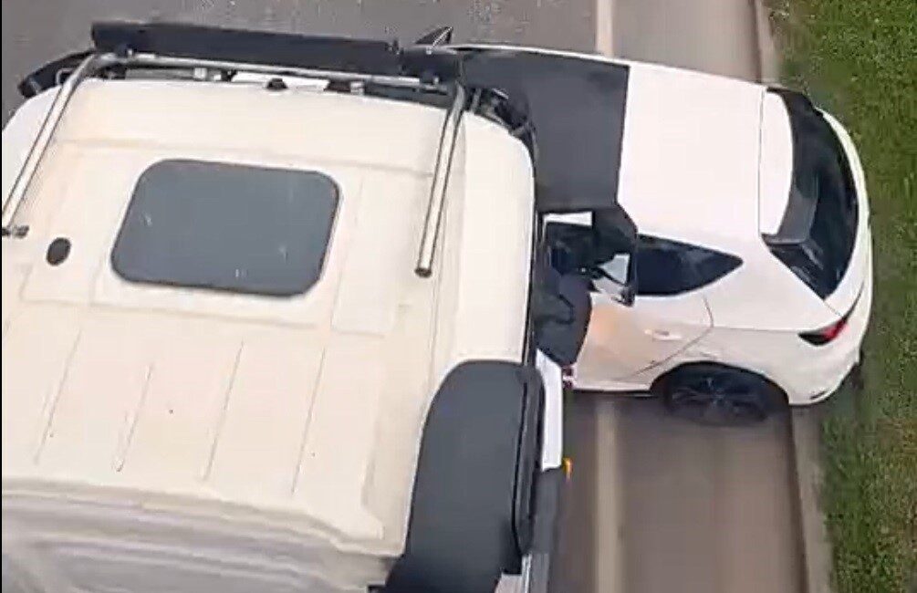 İzmir’de hafriyat kamyonu ile çarpışan otomobil 100 metre boyunca sürüklendi İzmir'in Bayraklı ilçesinde bir hafriyat kamyonu, otomobili yaklaşık 100 metre