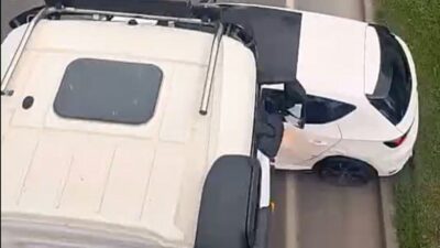 İzmir'in Bayraklı ilçesinde bir hafriyat kamyonu, otomobili yaklaşık 100 metre