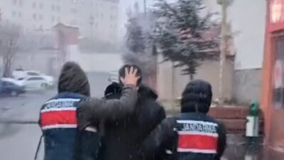 Hakkari’nin Yüksekova ilçesinde jandarma, uyuşturucu ve kaçakçılık suçlarından aranan S.S.