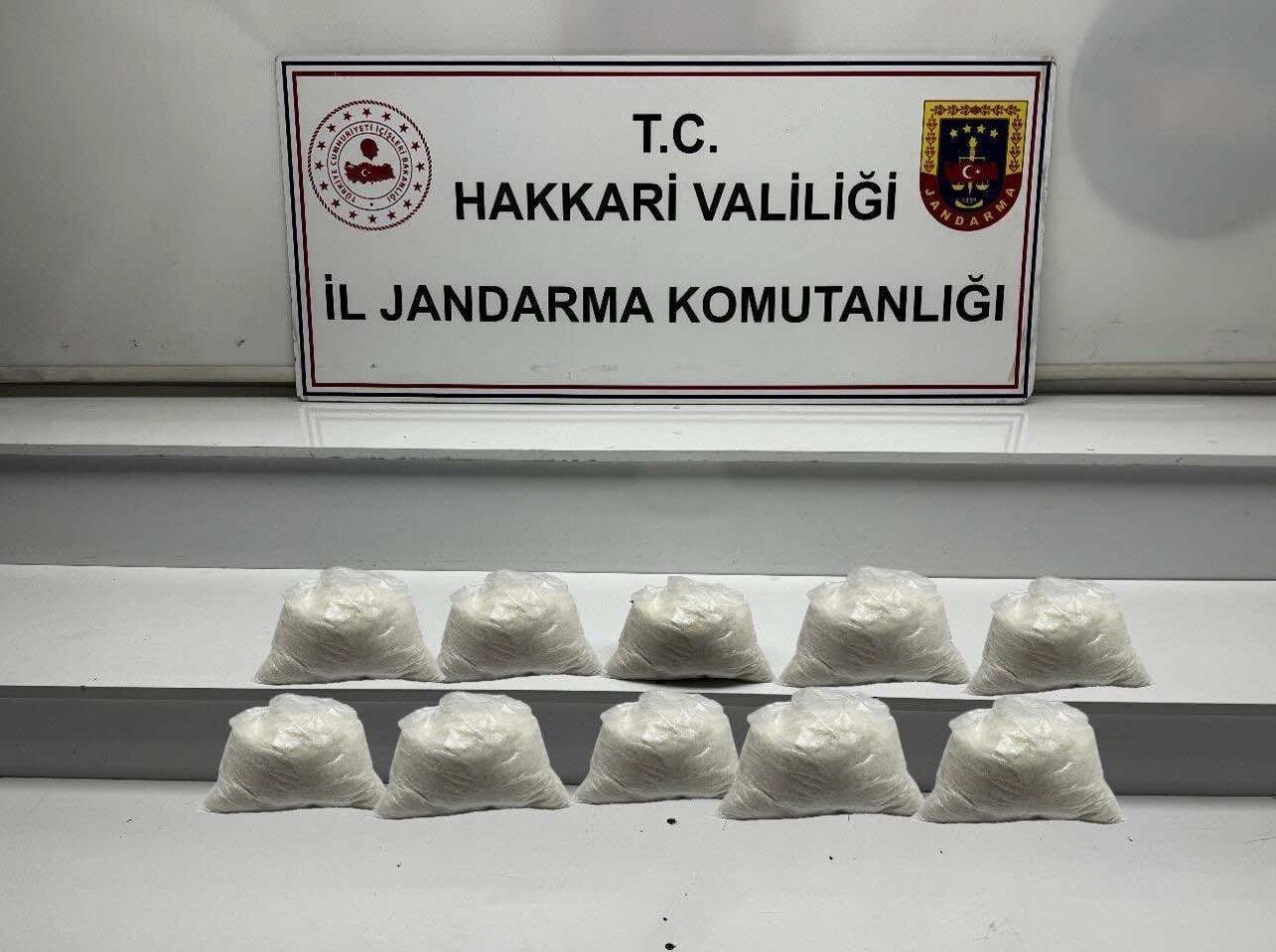 Yüksekova’da Jandarma Operasyonu: 9 Kilo 890 Gram Metamfetamin Ele Geçirildi