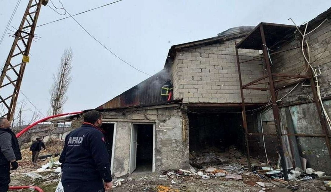 Hakkari’de Demir Doğrama Atölyesinde Tinerle Yapılan Sobada Patlama: Bir Yaralı Hakkari'deki bir demir doğrama atölyesinde A.U. (15), sobayı yakmak için