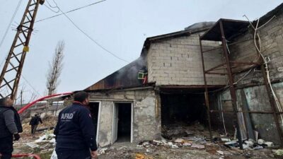 Hakkari'deki bir demir doğrama atölyesinde A.U. (15), sobayı yakmak için