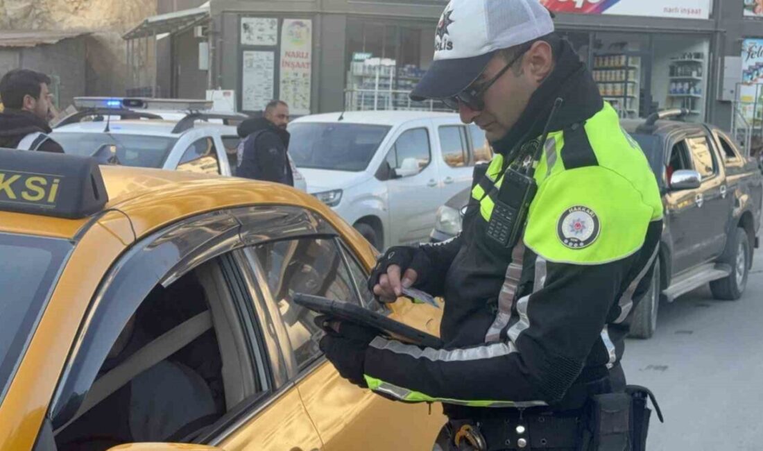 Hakkari’de Eş Zamanlı Huzur Denetimi: Güvenlik Tedbirleri Artırıldı Hakkari'de İçişleri Bakanlığı koordinasyonunda gerçekleştirilen huzur denetimleri, il merkezi ve