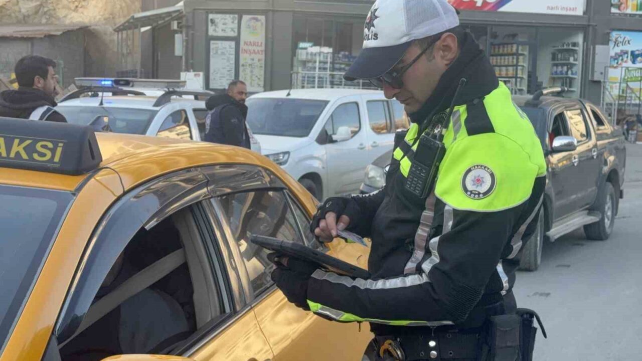 Hakkari'de İçişleri Bakanlığı koordinasyonunda gerçekleştirilen huzur denetimleri, il merkezi ve