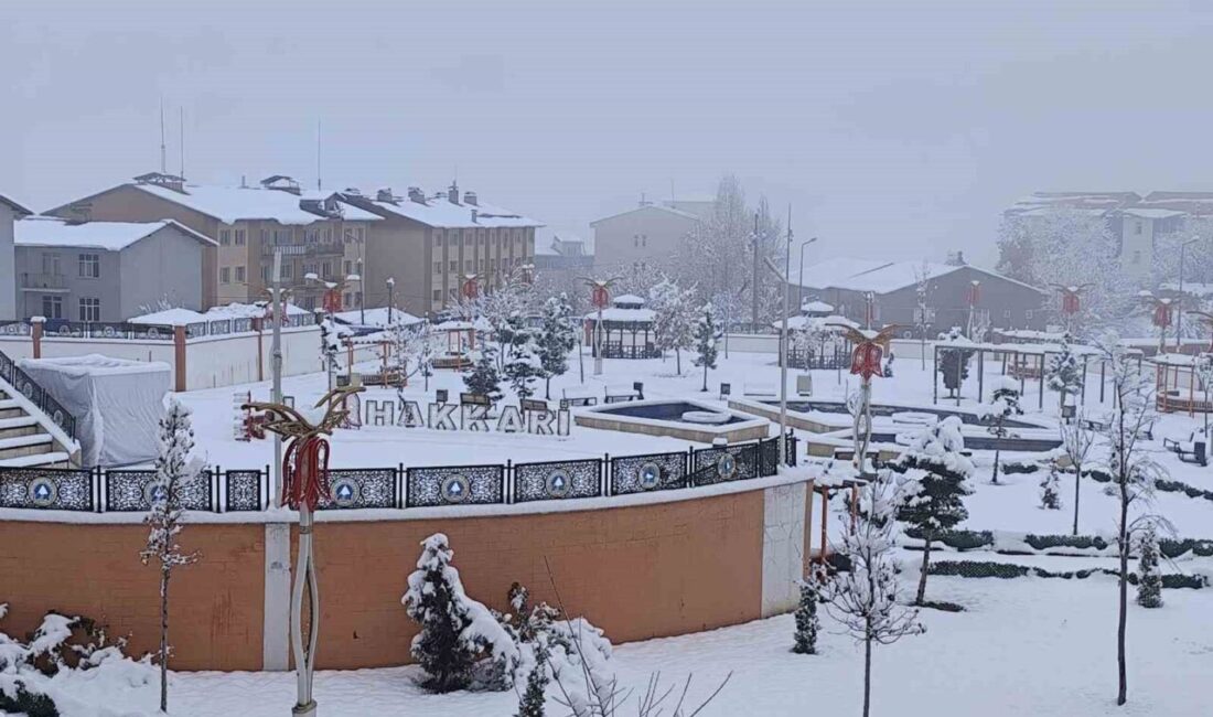 Hakkari’de Kar Yağışı Sonrası Oluşan Görsel Şölen Vatandaşları Büyüledi Hakkari'de akşam saatlerinde başlayan kar yağışı, şehirde muhteşem manzaralar yarattı.