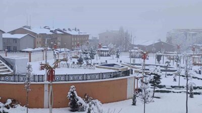 Hakkari’de Kar Yağışı Sonrası Oluşan Görsel Şölen Vatandaşları Büyüledi Hakkari'de akşam saatlerinde başlayan kar yağışı, şehirde muhteşem manzaralar yarattı.