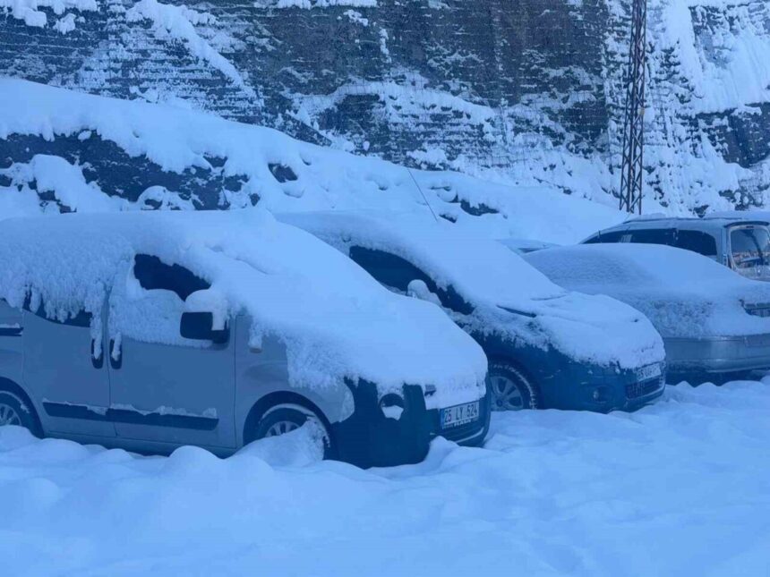 Hakkari’de kar yağışı sonrası dondurucu soğuklar etkili olmaya başladı.