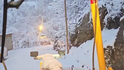 Hakkari Belediyesi, Kar Yağışı Sonrası Tuzlama ve Karla Mücadele Çalışmalarını Aralıksız Sürdürüyor Hakkari Belediyesi ekipleri, ani kar yağışı sonrası kentin 15 mahallesiyle