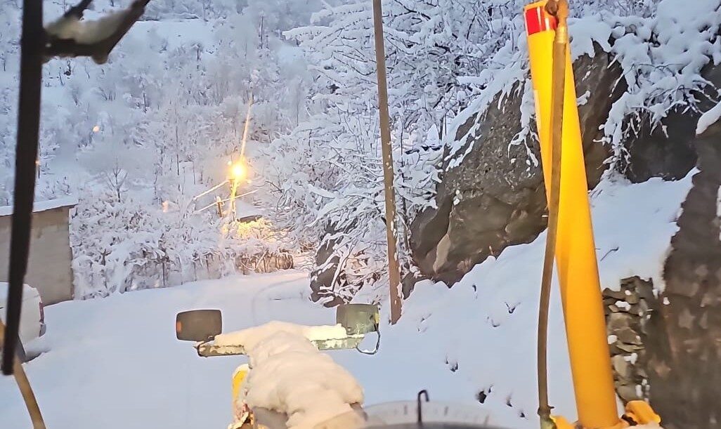Hakkari Belediyesi, Kar Yağışı Sonrası Tuzlama ve Karla Mücadele Çalışmalarını Aralıksız Sürdürüyor Hakkari Belediyesi ekipleri, ani kar yağışı sonrası kentin 15 mahallesiyle