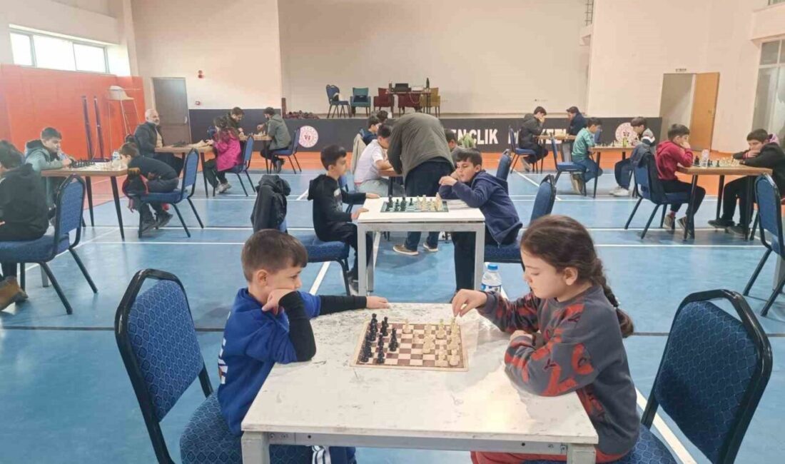 Hakkari’de Satranç İl Birinciliği Turnuvası Tamamlandı, Gençler Yarıştı Hakkari’de düzenlenen küçükler ve yıldızlar kategorilerindeki satranç il birinciliği, minik