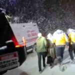 Hakkari’de kar nedeniyle yolu kapanan köydeki kalp hastası kadın, sağlık ekipleri tarafından hastaneye ulaştırıldı.