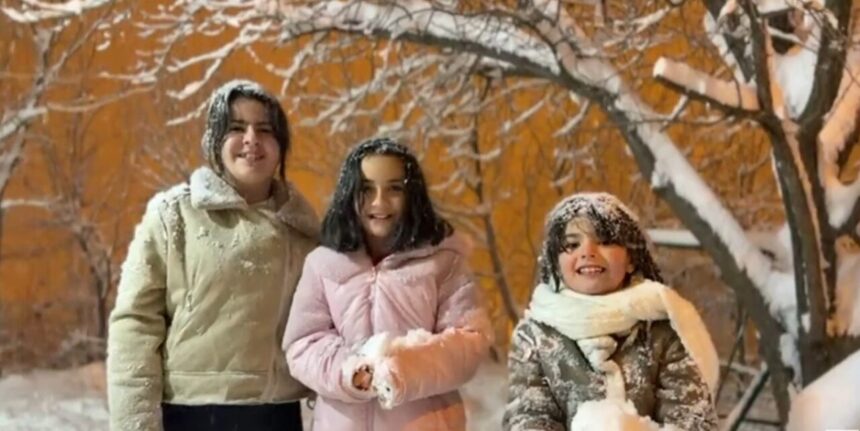 Hakkari’de kar yağışı, çocukların yüzünü güldürdü.