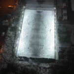 Maltepe’de kar yağışına rağmen halı saha maçı oynayan futbolseverler, oyundan vazgeçmedi.