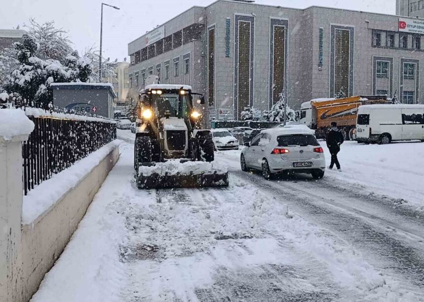 Haliliye Belediyesi ekipleri kar yağışı sonrası ilçede etkili önlemler alıyor.