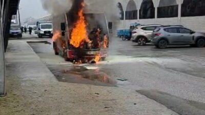 Düzce'de, B.D. yönetimindeki özel halk otobüsünün motor kısmında çıkan yangın,