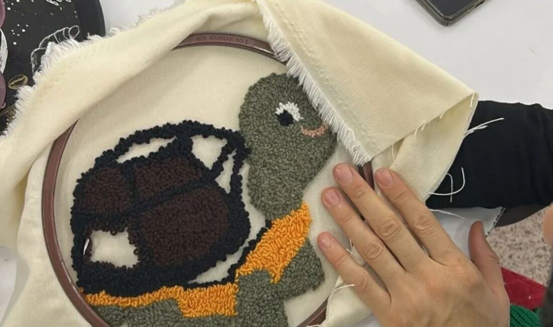 Hamur Aile Destek Merkezi’nde Kadınlar İçin Eğitim Kursları, Sosyal Hayatta Aktif Rol Almalarını Sağlıyor Ağrı'nın Hamur ilçesindeki Aile Destek Merkezi, kadınlara yönelik sunduğu kurslarla