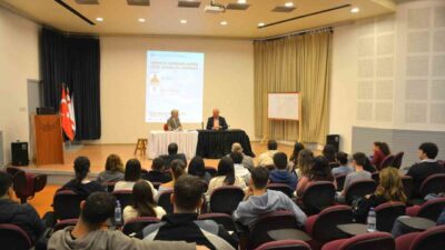 Hasan Hastürer, Yakın Doğu Üniversitesi'nde düzenlenen seminerde köşe yazarlığının önemini