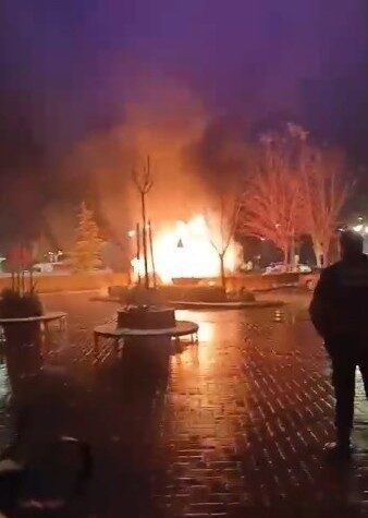 Eskişehir Şehir Hastanesi otoparkında çıkan yangın, iki otomobili kullanılamaz hale getirdi.